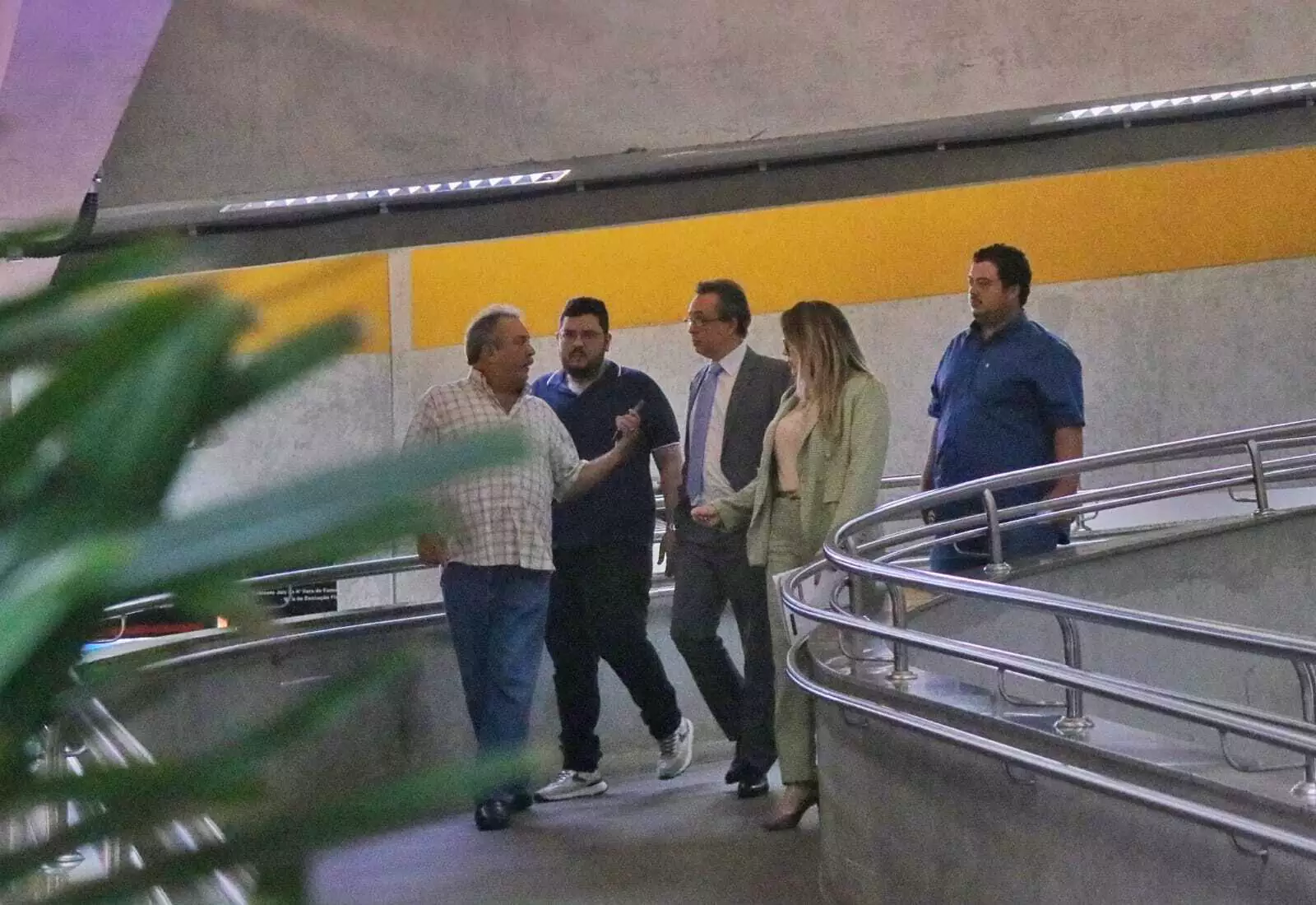 João Pedro, de camisa azul à esquerda, acompanhado de familiares e advogados no Fórum de Campo Grande em 2024 (Foto: Juliano Queiroz