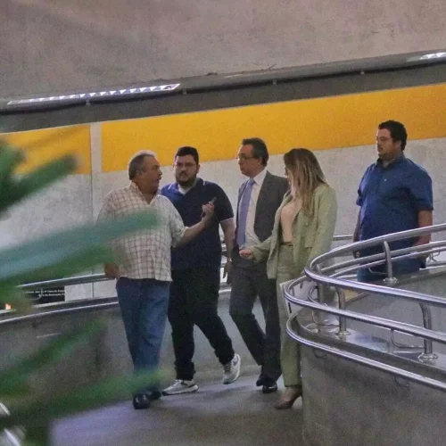 João Pedro, de camisa azul à esquerda, acompanhado de familiares e advogados no Fórum de Campo Grande em 2024 (Foto: Juliano Queiroz