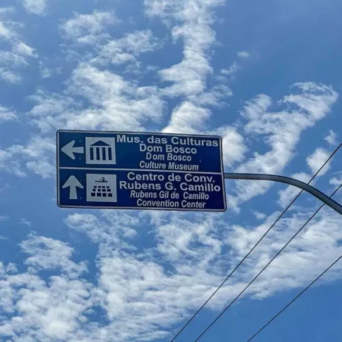 Placas bilíngues são instaladas na Capital para adaptação ao Corredor Bioceânico.